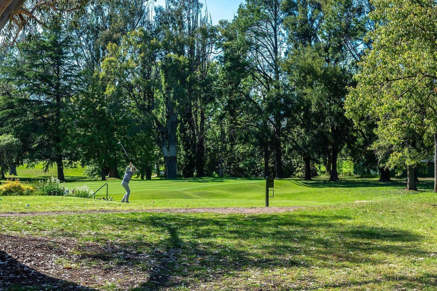 Bancroft House On Scenic Golf Course Holiday home